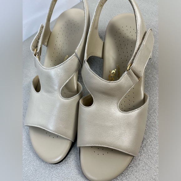 SAS Triple Comfort Suntimer Heeled Leather Ivory Sandals Womens 9M New - Picture 2 of 12